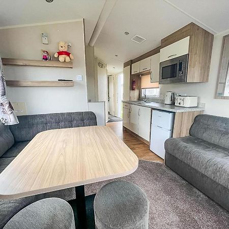 Lovely 6 Berth Caravan At Seawick Holiday Park In Essex Ref 27008S Clacton-on-Sea Exterior photo