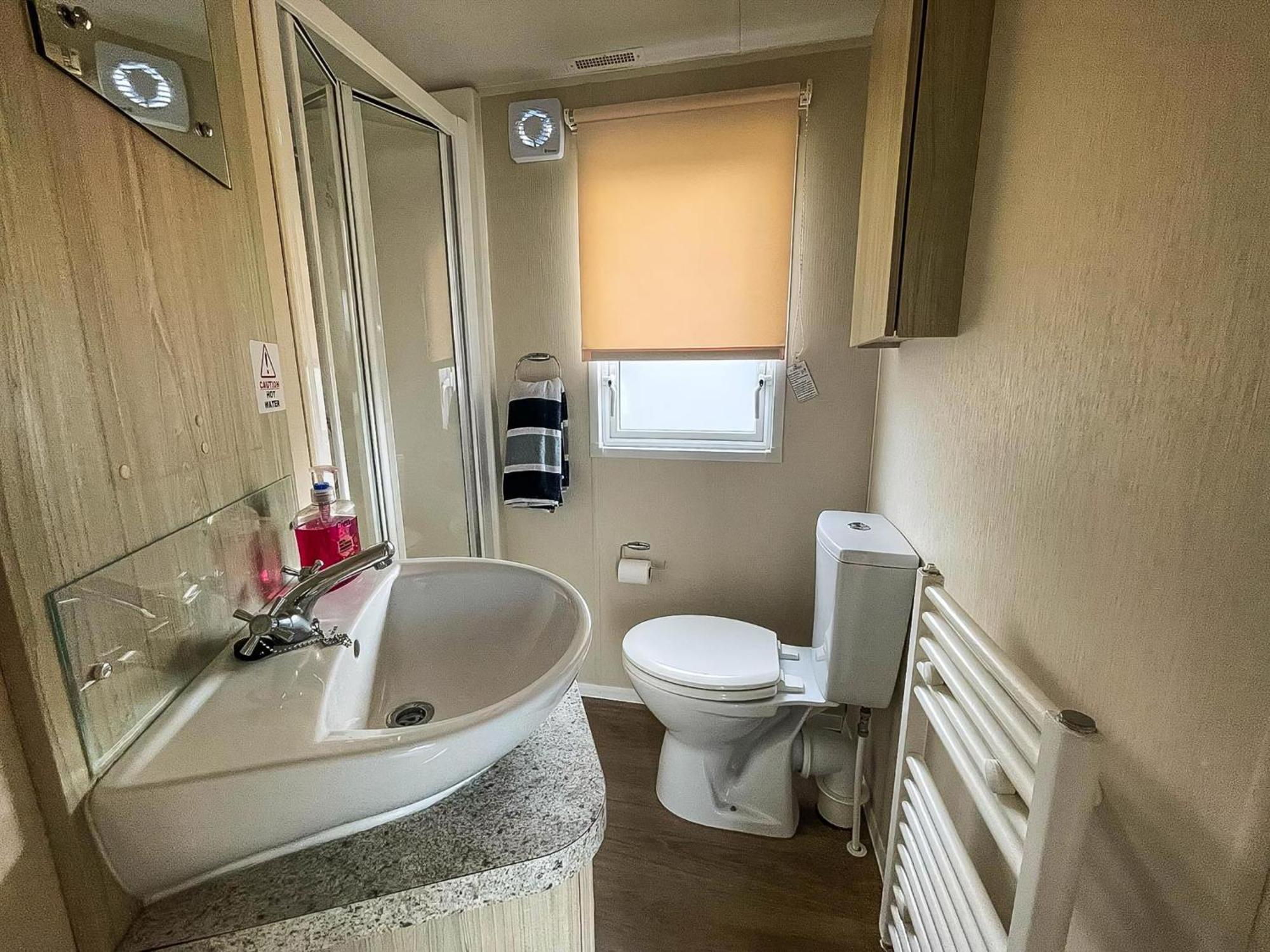 Lovely 6 Berth Caravan At Seawick Holiday Park In Essex Ref 27008S Clacton-on-Sea Exterior photo