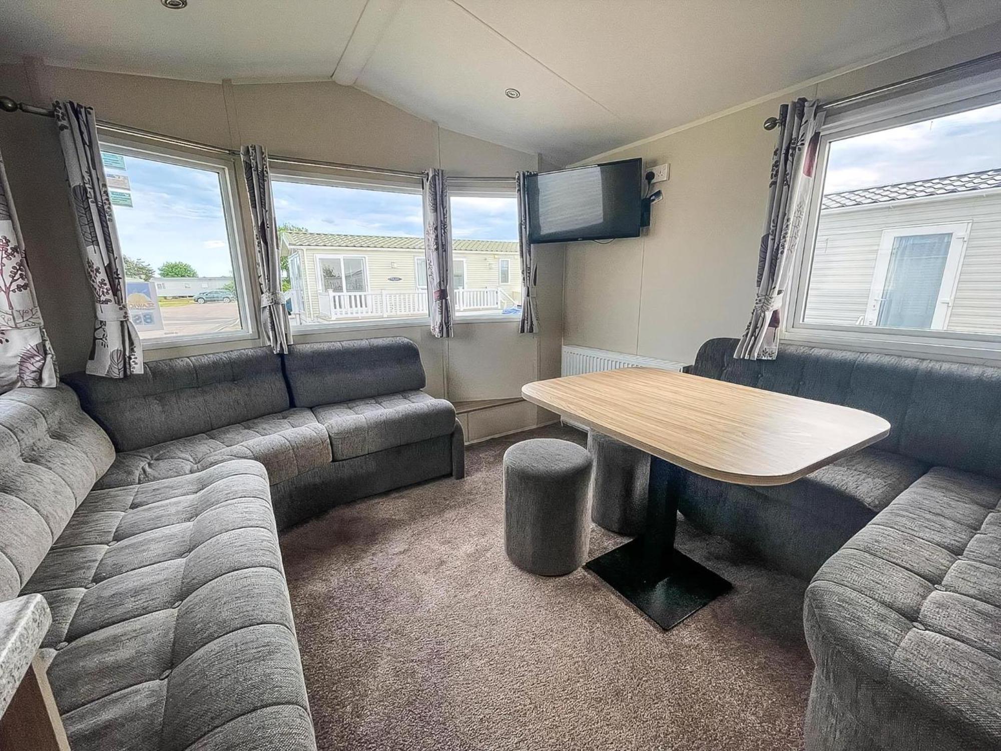 Lovely 6 Berth Caravan At Seawick Holiday Park In Essex Ref 27008S Clacton-on-Sea Exterior photo