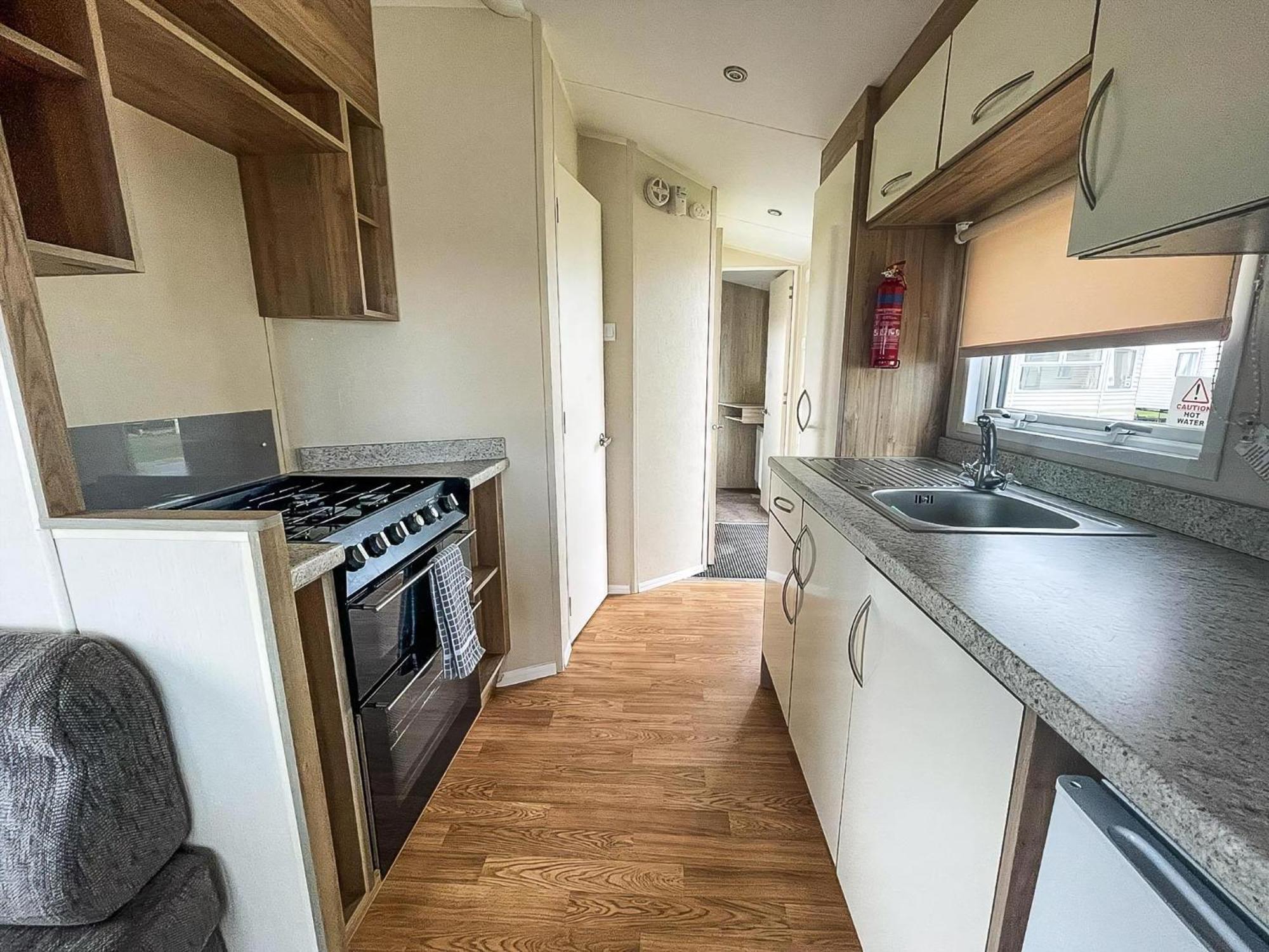 Lovely 6 Berth Caravan At Seawick Holiday Park In Essex Ref 27008S Clacton-on-Sea Exterior photo