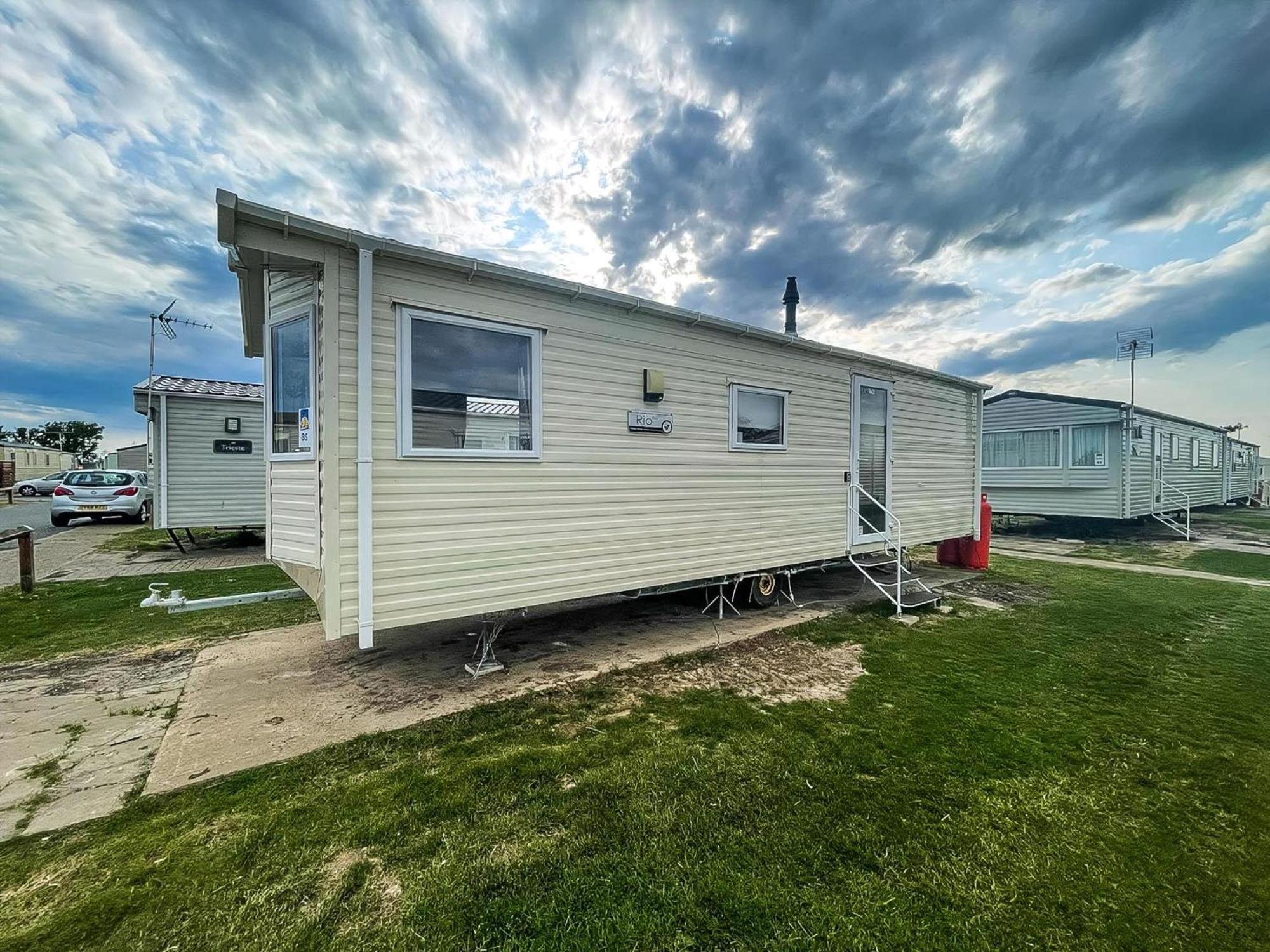 Lovely 6 Berth Caravan At Seawick Holiday Park In Essex Ref 27008S Clacton-on-Sea Exterior photo
