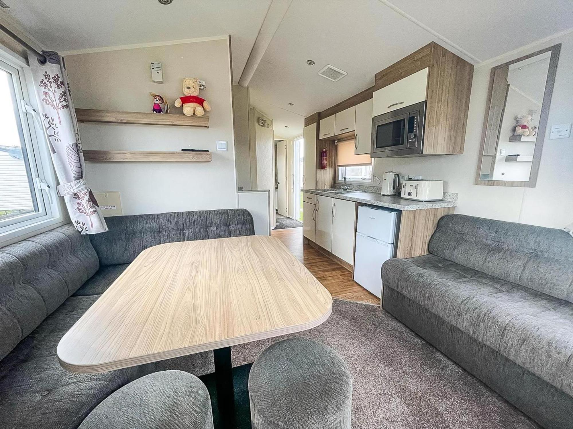 Lovely 6 Berth Caravan At Seawick Holiday Park In Essex Ref 27008S Clacton-on-Sea Exterior photo